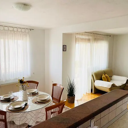 Apartman Centar 2 * ליבנו