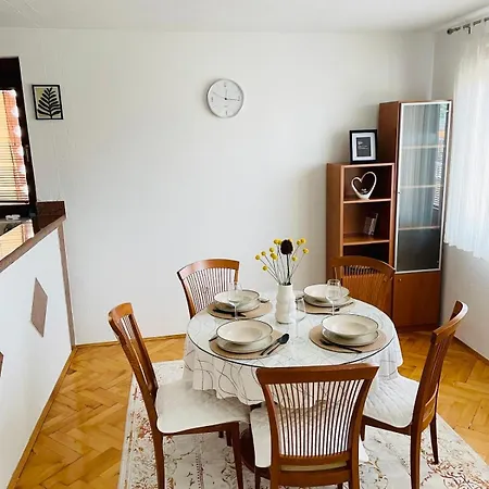Apartman Centar 2 *